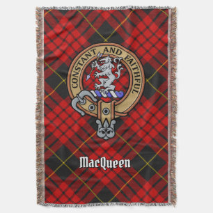 Clan MacQueen-Wappen über Tartan Decke