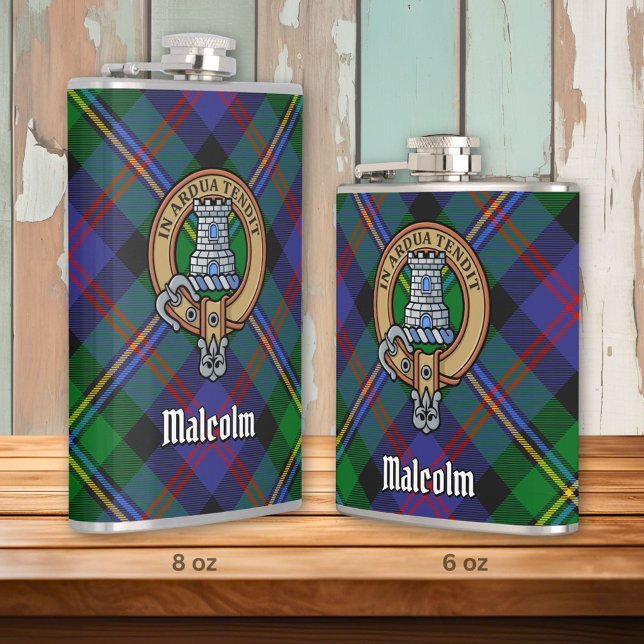 Clan Malcolm-Wappen über Tartan Flachmann (Von Creator hochgeladen)
