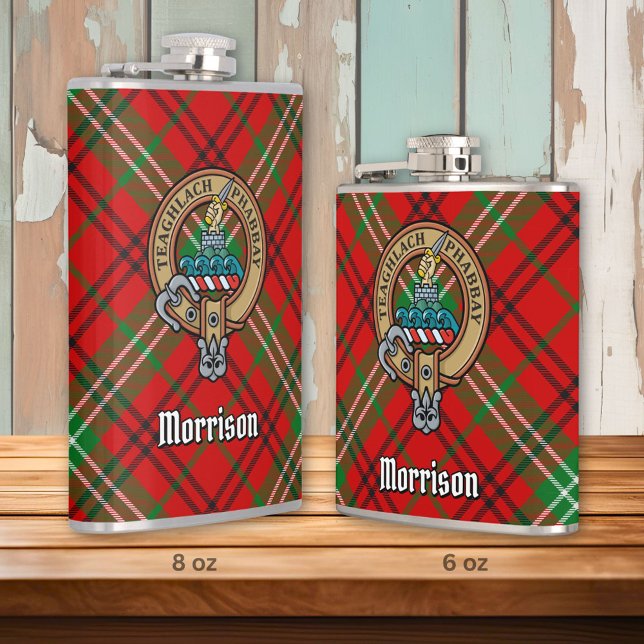 Clan Morrison Wappen über Red Tartan Flachmann (Von Creator hochgeladen)
