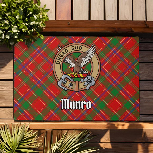 Clan Munro-Wappen über Tartan Fußmatte (Von Creator hochgeladen)