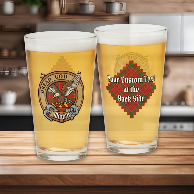 Clan Munro-Wappen über Tartan Glas (Von Creator hochgeladen)