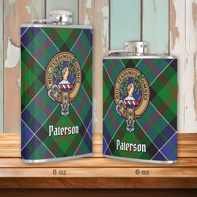 Clan Paterson Wappen über Tartan Flachmann (Von Creator hochgeladen)