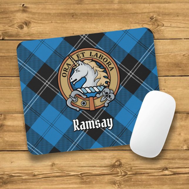Clan Ramsay Wappen über Blue Hunting Tartan Mousepad (Von Creator hochgeladen)