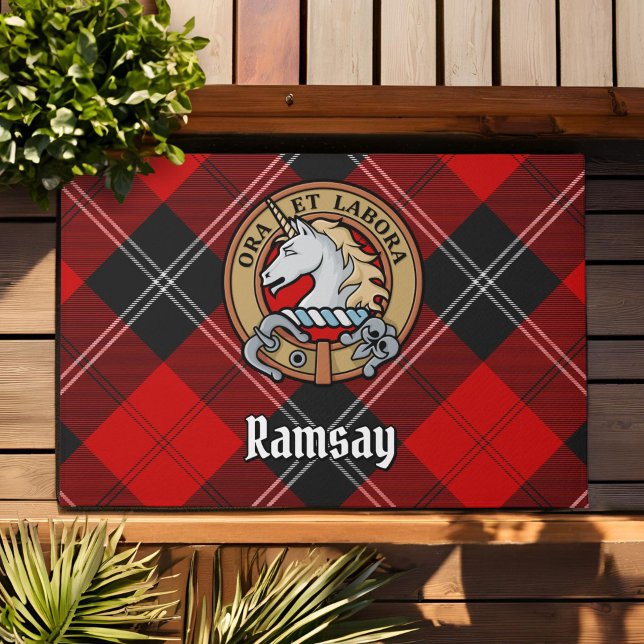 Clan Ramsay Wappen über Red Tartan Fußmatte (Von Creator hochgeladen)