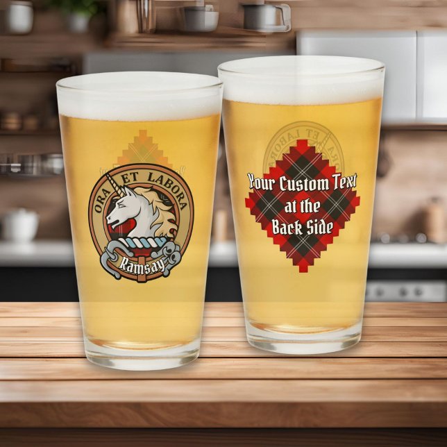 Clan Ramsay Wappen über Red Tartan Glas (Von Creator hochgeladen)