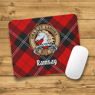 Clan Ramsay Wappen über Red Tartan Mousepad