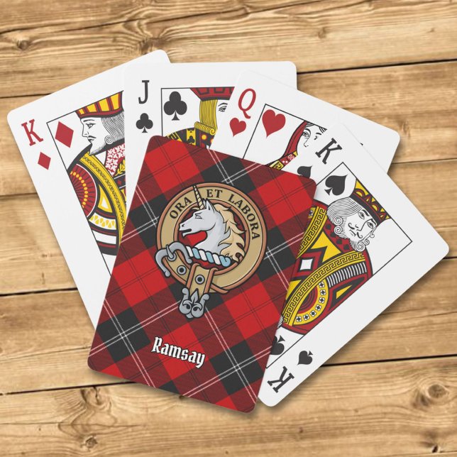 Clan Ramsay Wappen über Red Tartan Spielkarten (Von Creator hochgeladen)