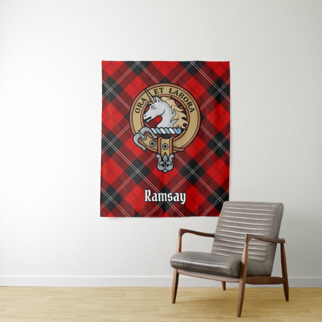 Clan Ramsay Wappen über Red Tartan Wandteppich (Beispiel)