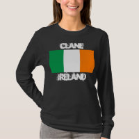 Clane, Irland mit irischer Flagge