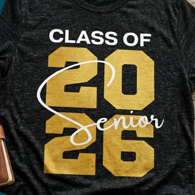 Class of 2026 Senior Graduation Gold Script Bold T-Shirt (Von Creator hochgeladen)