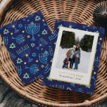 Classi Blue gold Menorah Stars 3 Fotos Hanukkah Folien Feiertagskarte<br><div class="desc">Mit dieser kühnen und stilvollen Hanukkah Fotokarte laden Sie die Saison ein! Mit einem modernen Menorah- und Sternmuster in klassischen Blautönen und luxuriösen Goldfolienakzenten, ist es so konzipiert, dass Ihr Foto im Urlaub strahlt. Die Vorderseite präsentiert Ihr Lieblings-Vertikal- oder Pärchenpaar in einem weißen Rahmen mit festlichem vergoldeten Gruß. Der Rücken...</div>