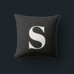 Classic Black Initial Mit Monogramm Outdoor Pillow Kissen<br><div class="desc">Klassisches Schwarzes Initial Mit Monogramm Outdoor Kissen. Dekoratives Kissen im Freien mit einem Single. Schnell und einfach personalisieren.</div>