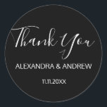 Classic Black & White Script Wedding DANK Runder Aufkleber<br><div class="desc">Fügen Sie diese wunderschönen kleinen Rundumschlag Aufkleber Siegel DANKE IHNEN zu Ihrer Hochzeit danken Ihnen Umschläge oder andere Gegenstände wie Geschenke oder Favoriten. Schönes,  modernes und dennoch elegantes Design mit weißen Schriftzeichen. Die Hintergrundfarbe kann leicht an Ihre Farbtöne angepasst werden. Sie werden sicherlich alle mit diesen beeindrucken!</div>