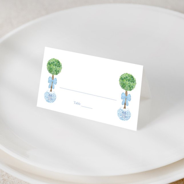 Classic Blauer Bow Boy Baby Dusche Mittagessen Platzkarte (Smart boxwood topiary with pale blue bow place cards for wedding shower or baby boy christening)