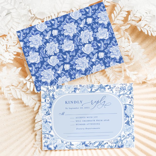 Classic Blue Chinoiserie Bird Peony Wedding RSVP Karte (Von Creator hochgeladen)