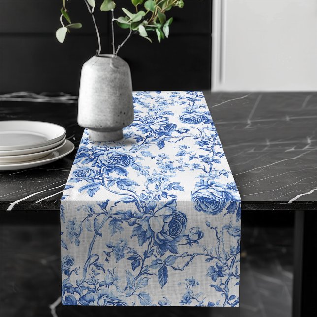 Classic Blue French Toile Roses Floral Table Runne Großer Tischläufer (Classic Blue French Toile Roses Floral Table Runner)