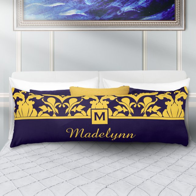 Classic Blue Gold Damask Monogram Seitenschläferkissen (Von Creator hochgeladen)
