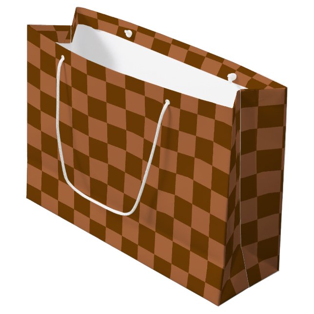 Classic Checkered Pattern: Brown and Tan Square Große Geschenktüte (Vorderseite Schrägansicht)