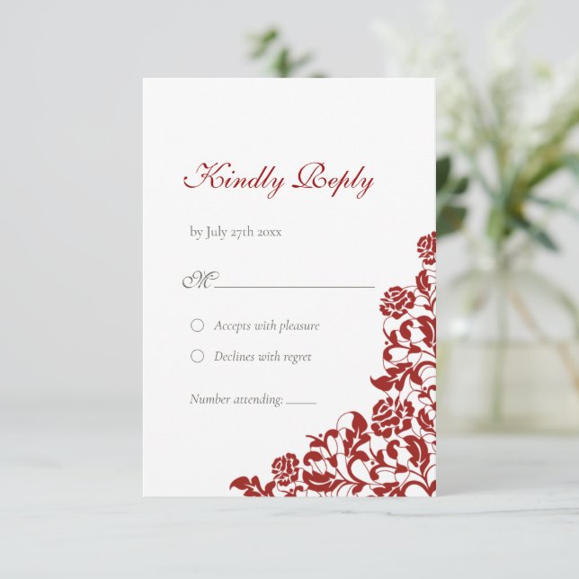 Classic Crimson Rote Rose Rose Lace Wedding RSVP Karte (Stehend Vorderseite)