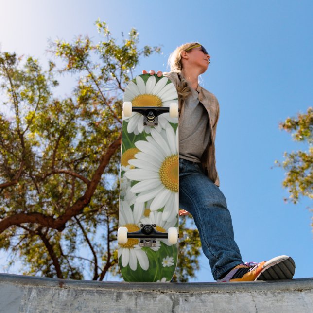 Classic daisy pattern white floral fields greenery skateboard (Außenbereich 1)