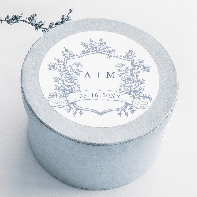 Classic Dusty Blue Floral Crest Monograms Runder Aufkleber (Von Creator hochgeladen)
