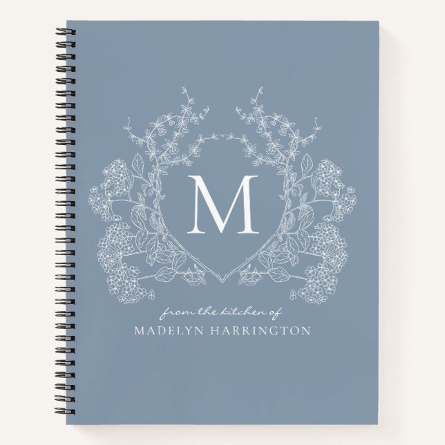 Classic Dusty Blue Floral Wappen Monogramm Rezept Notizbuch (Vorderseite)