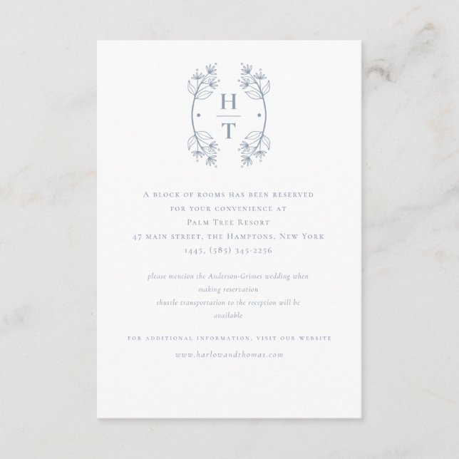 Classic Dusty Blue Monogram Wappen Wedding Begleitkarte (Vorderseite)