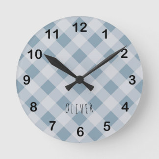 Classic Elegant Blue Gingham Plaid & Custom Name Runde Wanduhr