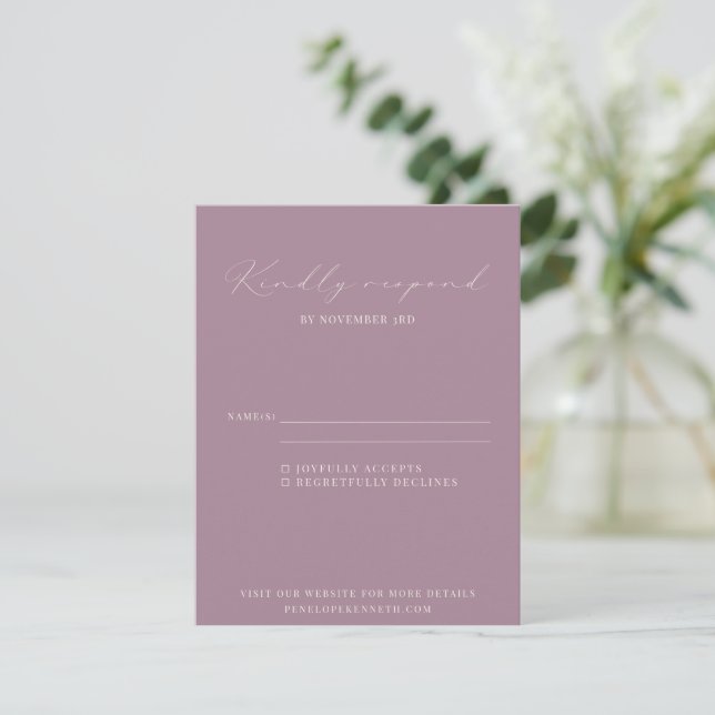Classic Elegant Dusty Lila Script Wedding RSVP Karte (Stehend Vorderseite)