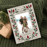 Classic Elegant Floral Frame Weihnachts-Foto Feiertagskarte<br><div class="desc">Diese wunderschöne Weihnachtsfotokarte verleiht allen gemütlichen Weihnachtsliedern einen blumengeschmückten Rahmen, der in den typischen Weihnachtsfarben von tiefgrün, bordeauxrot und Elfenbein auf einem individuellen Hintergrund (in Sandbeige dargestellt) gehalten ist. Die Rückseite der Karte enthält mehr Vorlagen für eine personalisierte Nachricht, und die Hintergrundfarbe (in passendem tiefgrün dargestellt) kann auf Wunsch angepasst...</div>