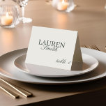 Classic Elegante Sage Wedding Platzkarte Tischnummer<br><div class="desc">Klassische Elegante Hochzeiten Platzkarten mit personalisiertem Salbeigrün Gastname und Tischnummer auf neutralem Farbhintergrund.</div>