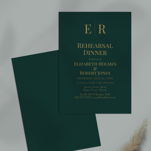 Classic Emerald Green Monogram Probe Dinner Einladung (Classic Emerald Green Monogram Rehearsal Dinner Invitation on a table.)