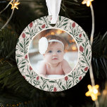 Classic Floral Frame Baby's First Christmas Ornament<br><div class="desc">Dieses wunderschöne Baby's First Christmas Foto-Ornament besticht durch ein handgezeichnetes Blumenmuster in klassischen, traditionellen Weihnachtsfarben in tiefgrün, bordeauxrot und Elfenbeinfarben, die in hellen Sandbeige dargestellt sind. Ein kleines Elfenbeinrahmen ermöglicht es Ihrem Foto, sich vor dem Hintergrund zu positionieren. Die Rückseite enthält Vorlagen zur einfachen Personalisierung. Ideal für Ihr neues Kleines!...</div>