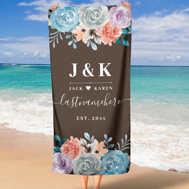 Classic Floral Monogram Strandtuch (Classic Floral Wreath Monogram Wedding )