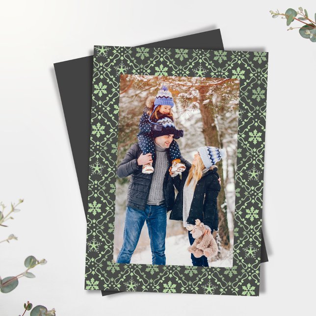 Classic Frohe Weihnachten Ein Foto Schneeflocke (Green Christmas snowflake pattern with a simple grey background. )