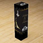 Classic Gatsby Deko Wedding Wine Box<br><div class="desc">Classic und Sophisitcated, Black and Gold in Art Deco Stil der rauschenden 20er Jahre, Roaring Twenties Gatsby Style Vintag und Elegant, mit einem Thema "Great Gatsby" in den 20er Jahren in Schwarz und Gold. Ein schwarzer Hintergrund unterstreicht das aufwändige, geometrische Art Déco-Design und die Schrift, die in einem Gradientengold erschaffen...</div>