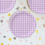 Classic Gingham Karo Kariert Pattern Lilac Pappteller<br><div class="desc">Moderne Sommer Trend Picknickdecke Gingham kariert Tartan Muster. Pastelltöne sind ästhetisch. Niedliches Gingham Design für die moderne Wohngestaltung Innenarchitektur. Farbenfrohe Bohpfirsichgingham-Muster. Pastel Gingham Wohngestaltung und Geschenke. Pastellavender lila violette Gingham Muster Design Wohngestaltung. Lilac Babydusche,  Hochzeit,  Girl Gingham Party Dekor.</div>