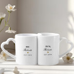 Classic Gold Heart Mr. und Mrs. Newlywed Gift Liebestassen<br><div class="desc">Tasse Set für die Neuvermählten mit klassisch moderner Typografie und Goldherz.</div>