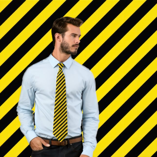 Classic Gold und Black Diagonal Striped Necktie Krawatte (Man wears a gold and black diagonal striped necktie.)
