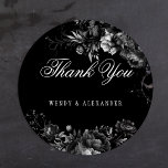 Classic Gothic Black Wedding Vielen Dank Runder Aufkleber<br><div class="desc">Die zeitlose Faszination unserer klassisch-gotischen Schwarzen Hochzeit mit dem klassischen Rundaufkleber, in dem Eleganz und Ätherisch aufeinander treffen. Eine bezaubernde Touch dunkler Romantik, die mit faszinierenden botanischen Motiven geschmückt ist und schwarze Hintergründe mit üppigen Pionieren und zarten Rose aufweist, die eine stimmungsvolle Eleganz ausstrahlen, die perfekt für Ihren besonderen Tag...</div>