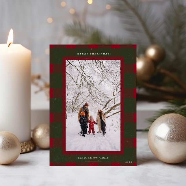 Classic Green und Red Kariert Frohe Weihnachten Fo (Merry Christmas plaid holiday card with dark red and green shown upright on table )