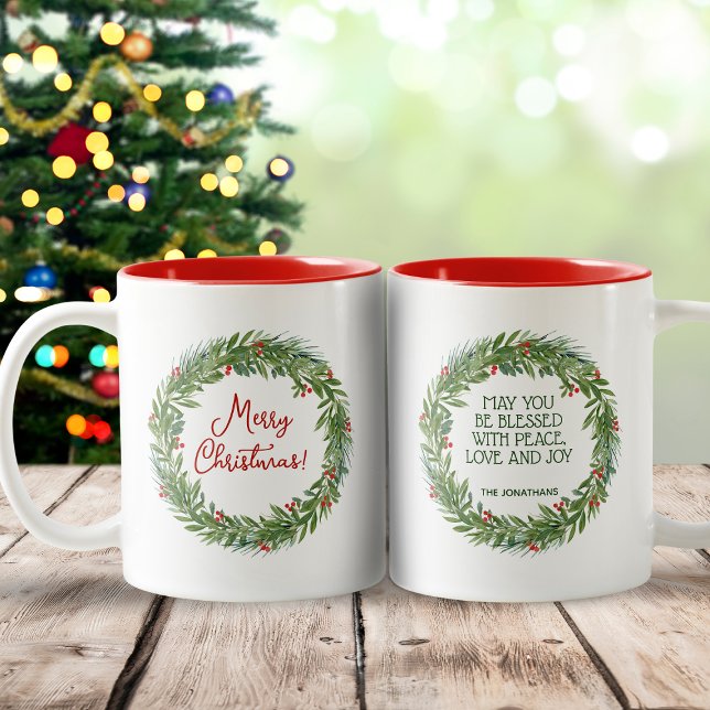 Classic Holly Wreath Familienname Weihnachten Zweifarbige Tasse (Make this Christmas memorable with our Classic Wreath Merry Christmas Coffee Mug.)