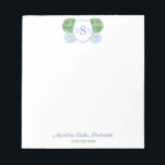 Classic Ladys Blue und Green Monogram Ginger Jar Notizblock<br><div class="desc">Ein elegantes, blau, grün und weiß gestaltetes Motiv mit einem 3-Buchstaben-Monogramm in einem Wappen und einem blau-weiß-violetten Ingwer-Jarter mit Boxwood-Oberteil. Die Aquarellelemente wurden ursprünglich von mir in Aquarellfarben auf 100% Baumwollpapier gemalt, bevor sie gescannt und digital arrangiert/gestylt wurden (das Wappen wird von einem anderen Künstler gestaltet). Sie können alle Textfarben...</div>