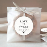 Classic LIEBE IST SWEET Heart Wedding Names Bevorz Runder Aufkleber<br><div class="desc">Ein Classic Black Danke You Wedding Sticker mit "Liebe is Sweet" in einem klassisch-modernen Schriftart. Sie können es einfach mit Ihren Namen und Hochzeitsdatum personalisiert.</div>