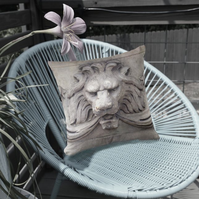 Classic LionHead Architectural Relief Gray Kissen (Von Creator hochgeladen)