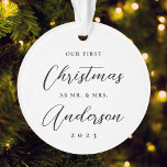 Classic Modern First Christmas als Mrs. Foto Ornament<br><div class="desc">Maßgeschneiderte Weihnachtsschmuck mit moderner Handkalligraphie "Unser 1. Weihnachten" mit individuellem Foto und Jahr.</div>