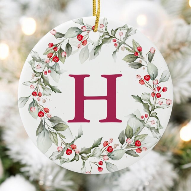 Classic Monogram Berry Wreath Christmas Keramik Ornament (Von Creator hochgeladen)