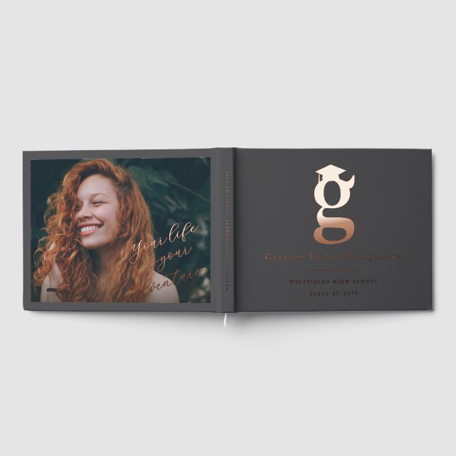 Classic Monogram G And Graduation Cap Grad Party Gästebuch (Voll)