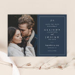 Classic Monogram Navy Blue Wedding Foto Save The Date<br><div class="desc">Dieses klassische Monogram Foto Wedding Save the Date Card verfügt über einen eleganten Typ und einen schlichten Rahmen mit einem senkrechten Foto. Alle Elemente sind bearbeitbar,  Schriftart,  Foto und Hintergrundfarbe. Klicken Sie auf die Schaltfläche Bearbeiten,  um dieses Design anzupassen.</div>