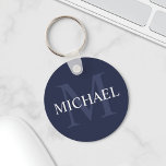 Classic Navy Blue Personalisiert Monogram und Name Schlüsselanhänger<br><div class="desc">Personalisiertes Monogramm und Namensgeschenk weist personalisierte Namen in Weiß und Monogramm in hellblau als Hintergrund,  im klassischen Serif Schriftart Stil,  auf marineblau Hintergrund auf. Perfekt als Feriengeschenk,  Familienfavoriten,  Dankeschön für Trauzeugen und Geschenk für alle besondere Anlässe.</div>
